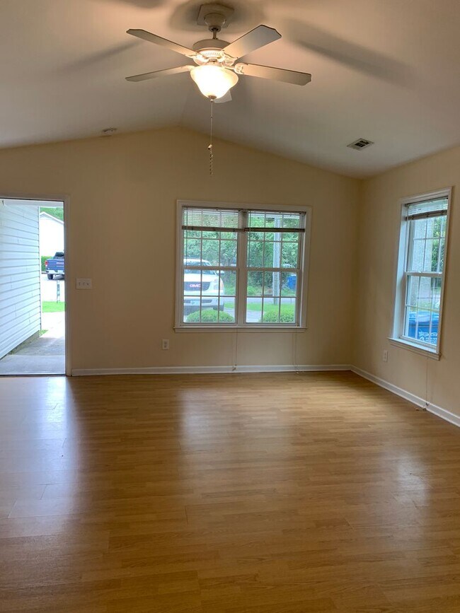 Foto del edificio - $500 OFF 1ST MONTHS RENT! Lawncare INCLUDED! 3 Bedroom, 2 Bath House