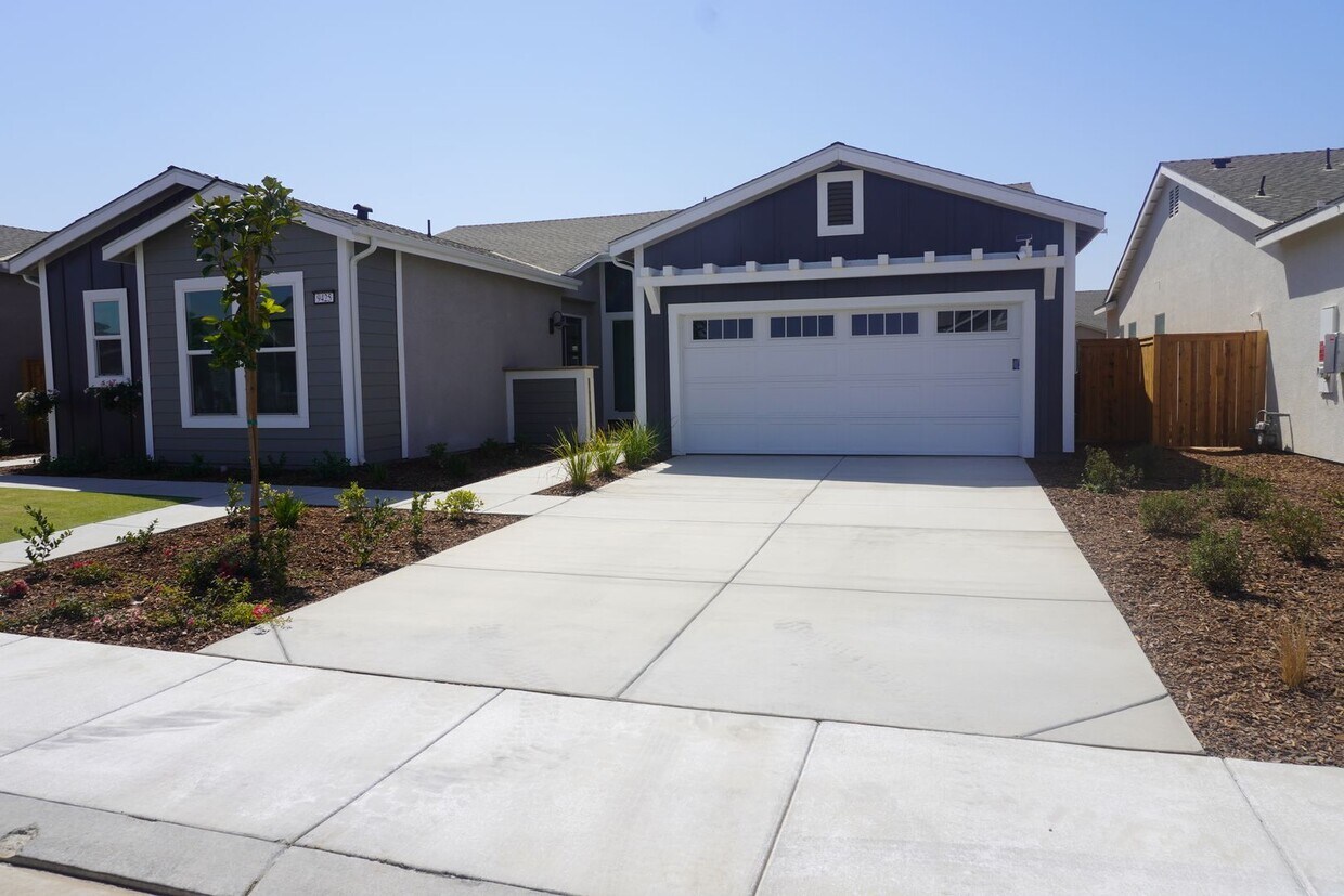 Stunning Home in Gossamar Grove House Rental in Shafter, CA