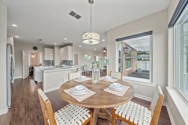 Building Photo - 10809 Range View Dr