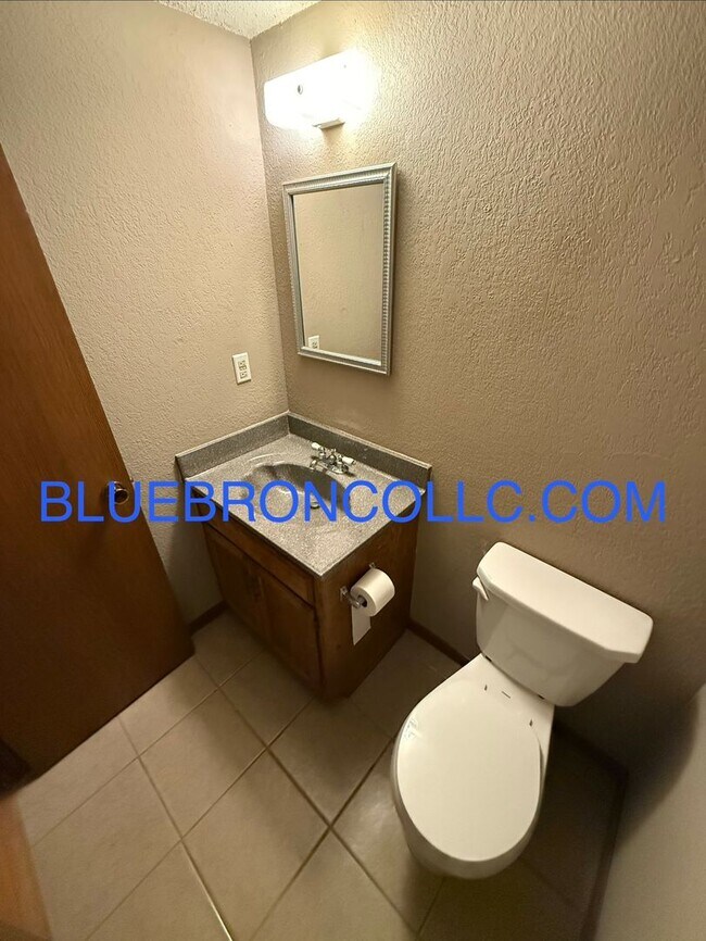 Foto del edificio - great price for a 2 bedroom townhome, easy access to highway.