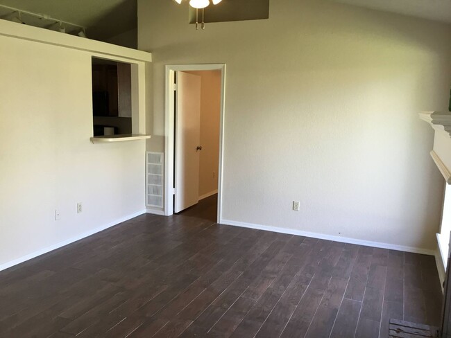 Building Photo - Great Updated 2 bedroom, 2 bath home with ...