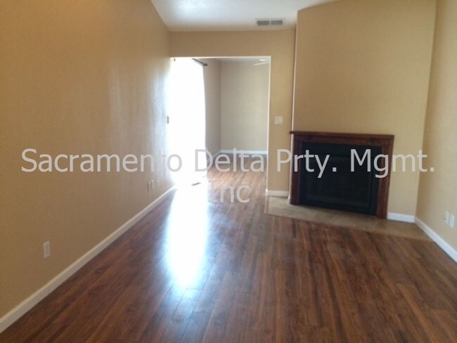 Foto del edificio - 5534 E Knoll Dr