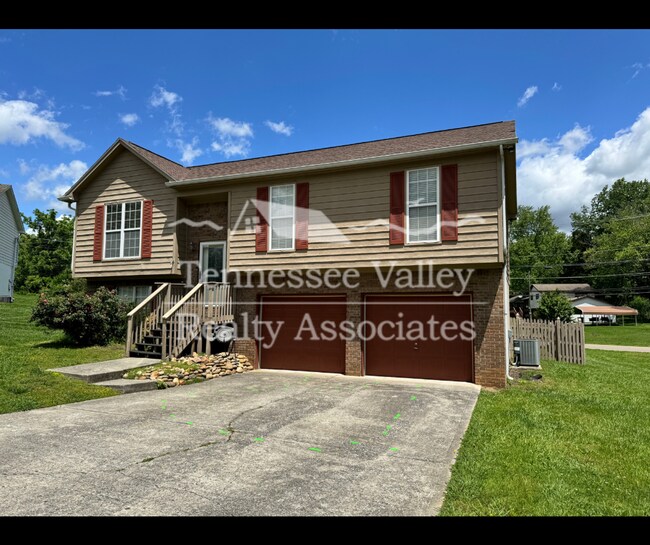 Foto del edificio - PRICE IMPROVEMENT! MOVE IN READY! Spacious...