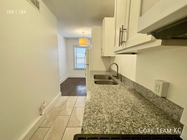 Building Photo - 710 W 48th St