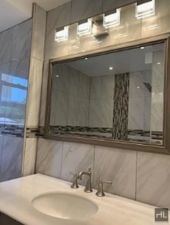 Building Photo - 3 Bed 1 Bath House - Vanderbilt Avenue - P...