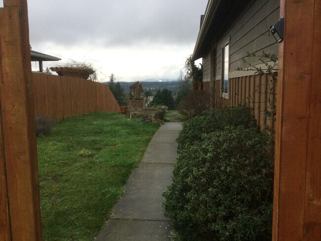 Foto del edificio - Mountain Views - 3 Bedroom Poulsbo Rambler