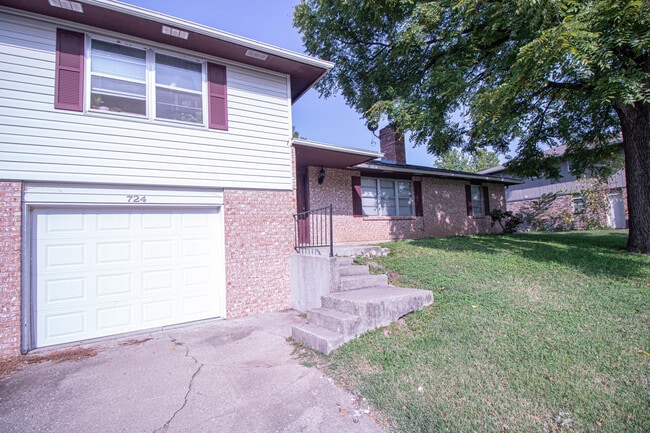 Building Photo - 724 Pear Tree Cir