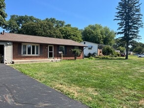 Building Photo - 416 Meadowbrook Dr