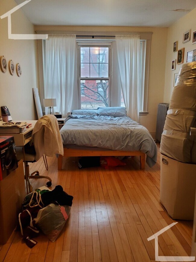 Building Photo - Beautiful three bedroom unit
