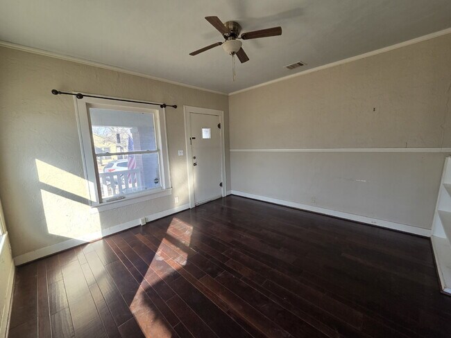 Building Photo - Garage Apartment in Historic Fairmount District