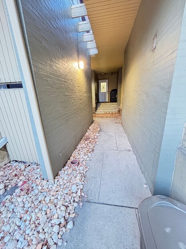 Building Photo - 316 W Broad St