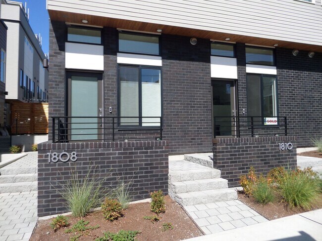 Building Photo - Newer & STUNNING Two Bedroom + Den Condo w...
