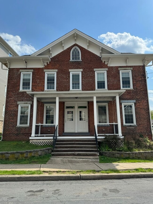 Building Photo - 24 Veterans Memorial Dr E