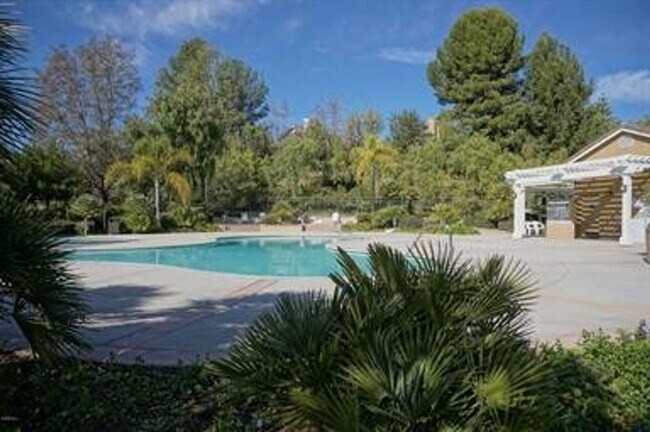 Foto del edificio - Located on a cul-de-sac, within the gated ...