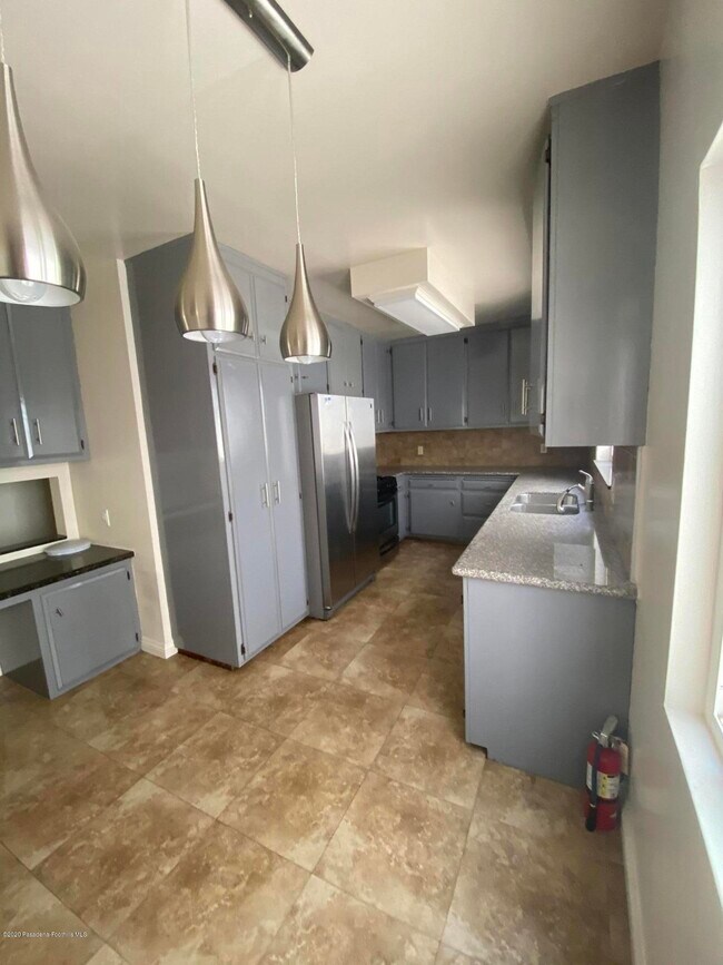 Foto del edificio - 1615 E Glenoaks Blvd