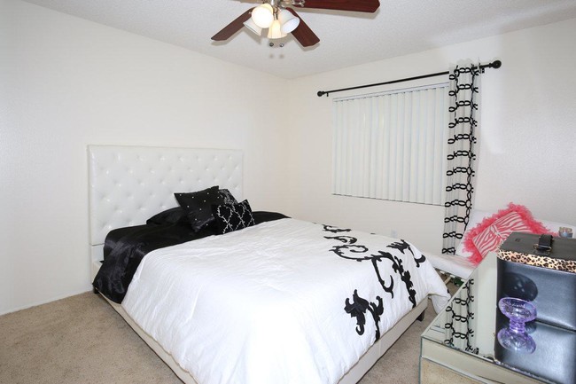 Foto del edificio - 7576 Parkway Dr