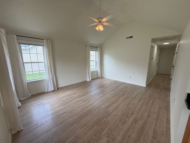 Building Photo - Beautiful 3 Bedroom Home Conveniently Located in La Vergne!