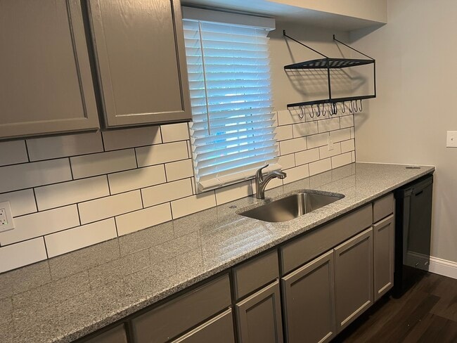 Building Photo - 120 Lakeview Blvd