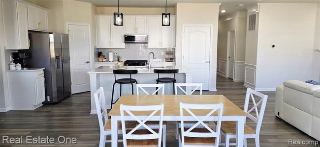 Building Photo - 2720 Tulip Wy