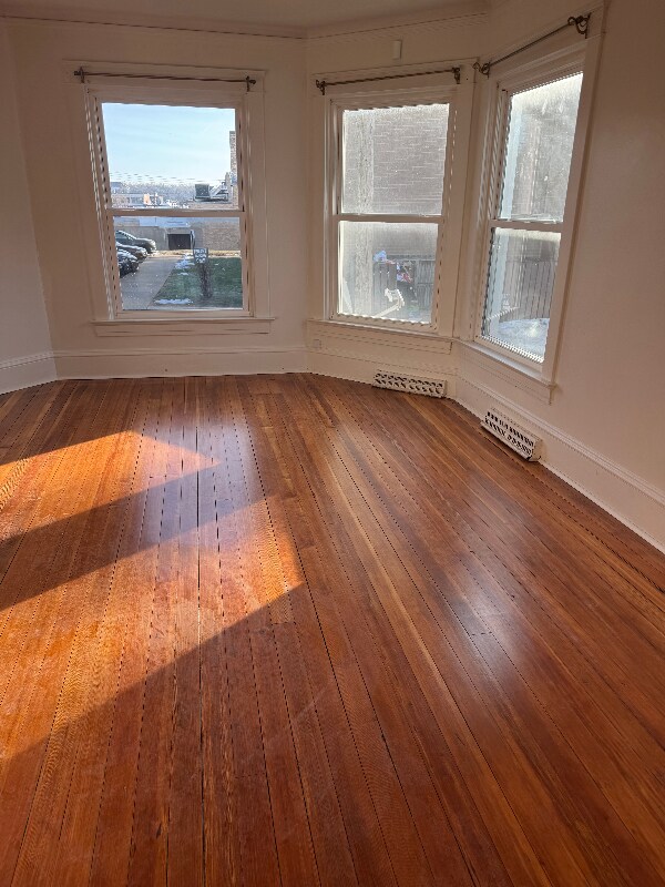 Foto del edificio - 325 W Grand Ave