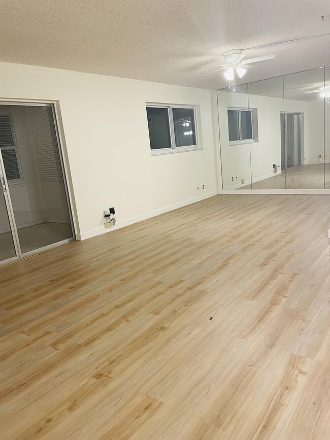 Building Photo - 725 Lori Dr