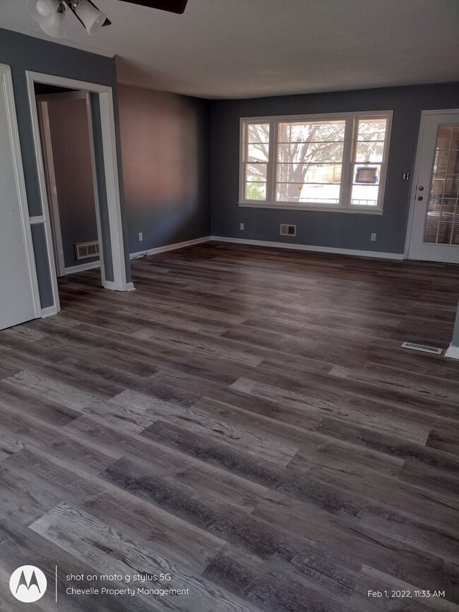 Building Photo - Large Yard, Gorgeous 4 bedroom 2 bath