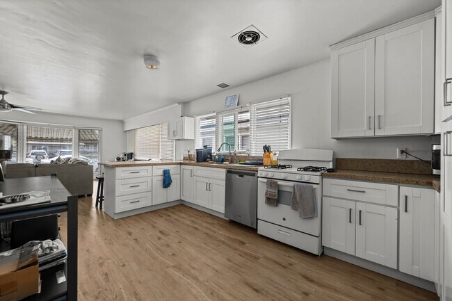 Foto del edificio - 2 kitchens + no back house!