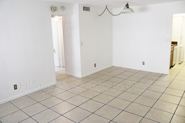 Building Photo - 10032 Twin Lakes Dr