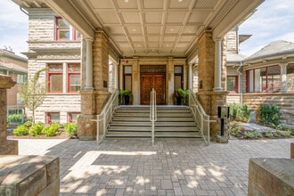 Building Photo - 1523 Davie St