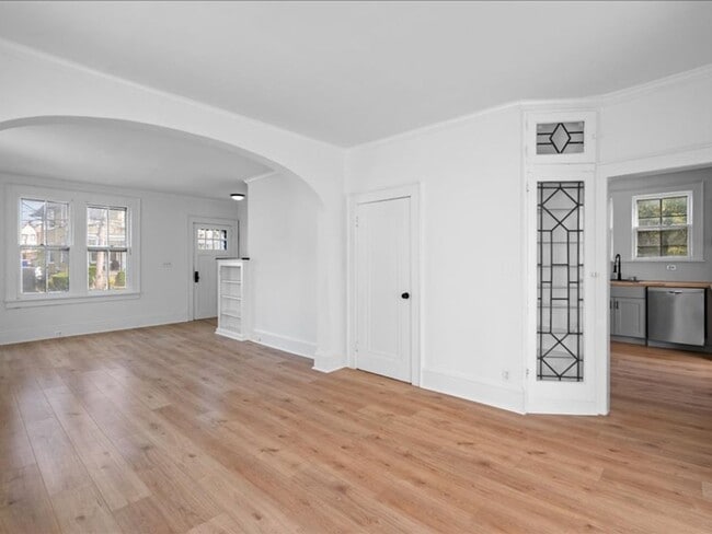 Photo - Spacious Pet Friendly 4 Bedroom Rental in ... House