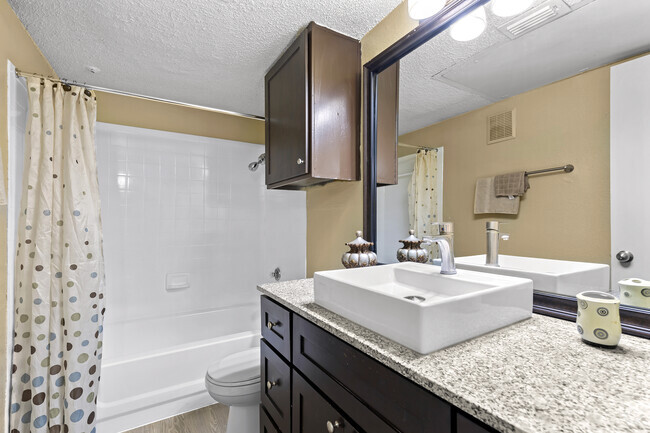 1BR, 1BA - 575SF (A1) - Bathroom - Overton Park Apartments