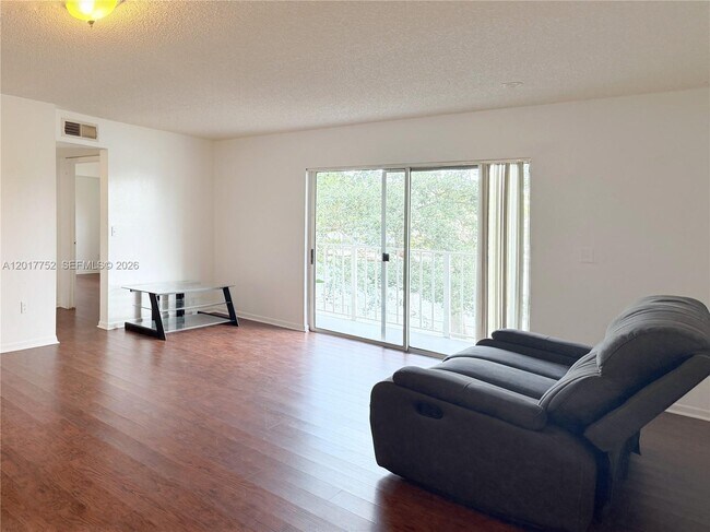 Foto del edificio - 8260 SW 210th St