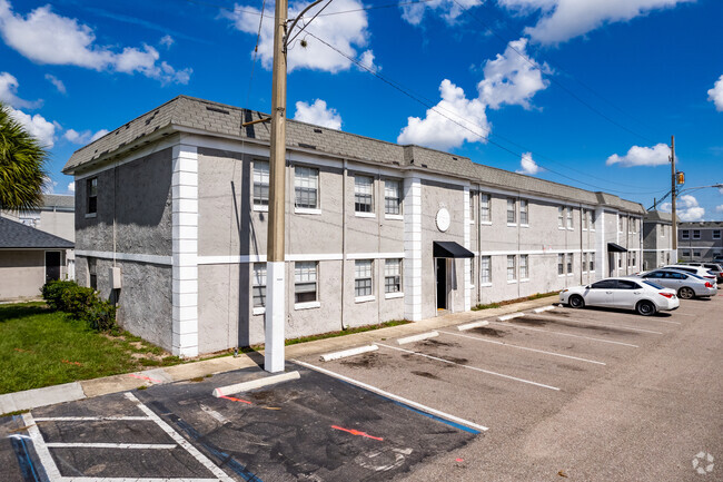 2757 L B McLeod Rd Orlando, FL 32805-5941 - Catalina Isle Apartments