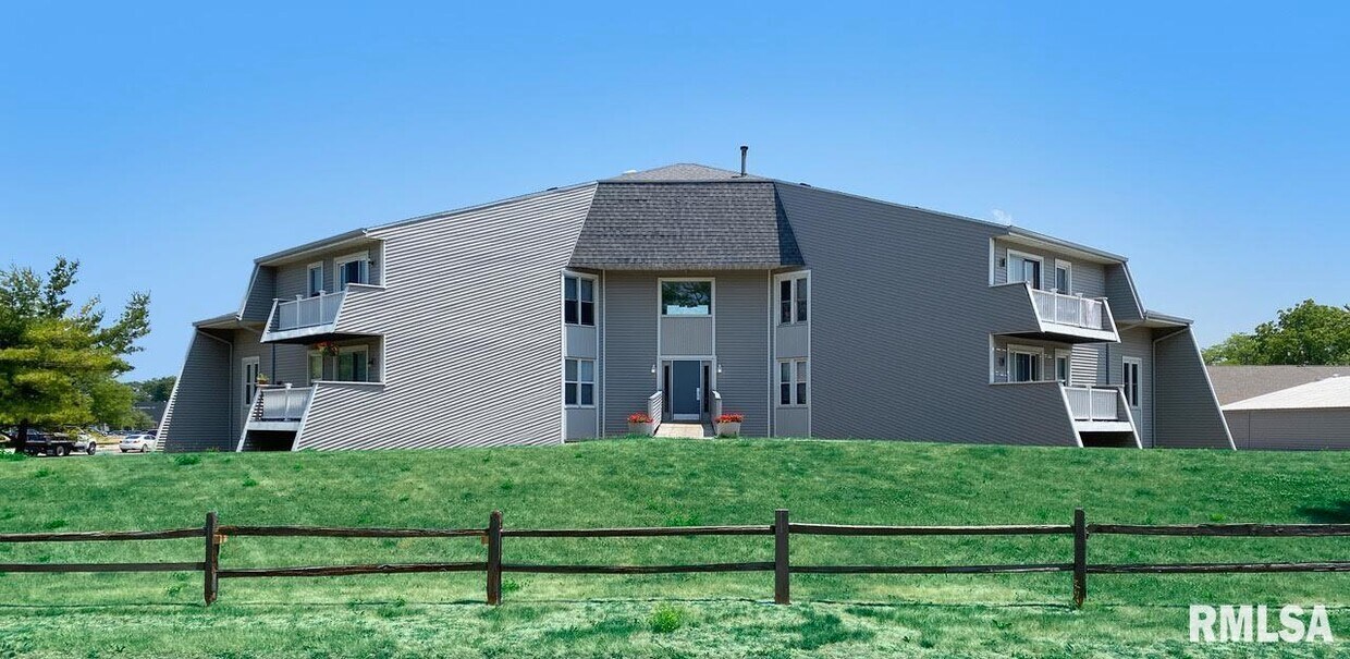 2618 W Willowlake Dr Unit 211, Peoria, IL 61614 Room for Rent in