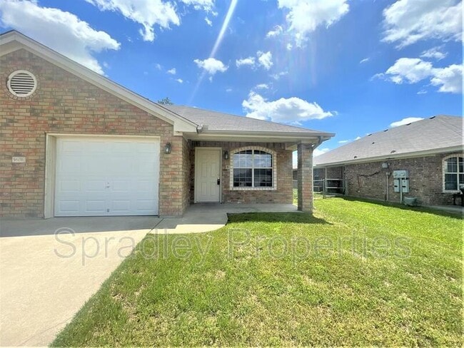 Building Photo - 5606B Luxor Dr