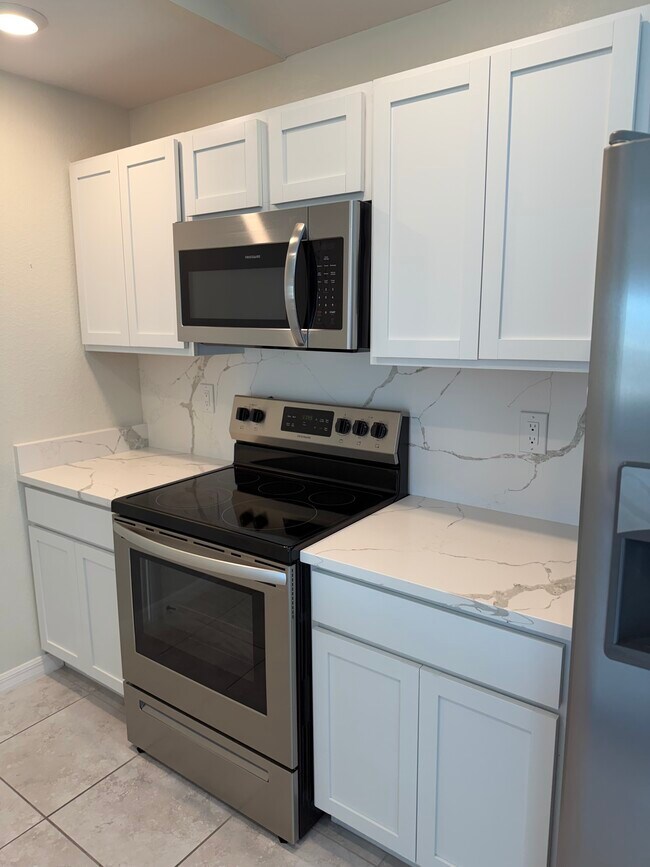 Cocina/horno y encimeras - 2120 NW 18th Ave