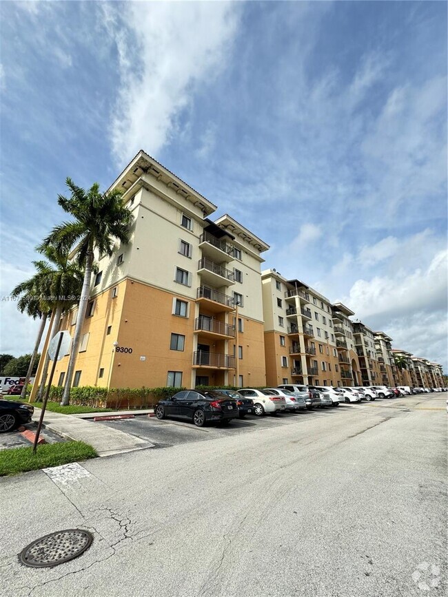 Building Photo - 9300 Fontainebleau Blvd