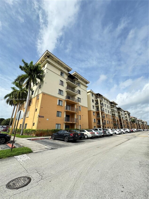 Foto principal - 9300 Fontainebleau Blvd