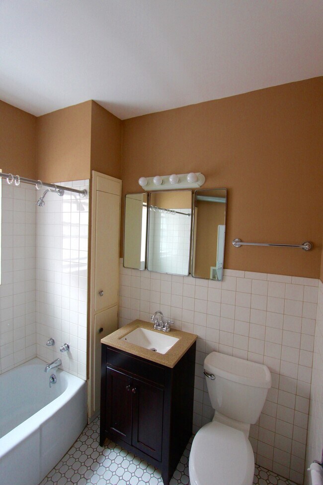 bath - 1109 S Oak Park Ave