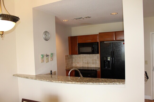 Building Photo - 511 Lucerne Ave