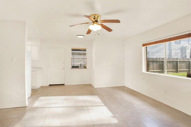 Foto del edificio - 2123 N Austin Ave