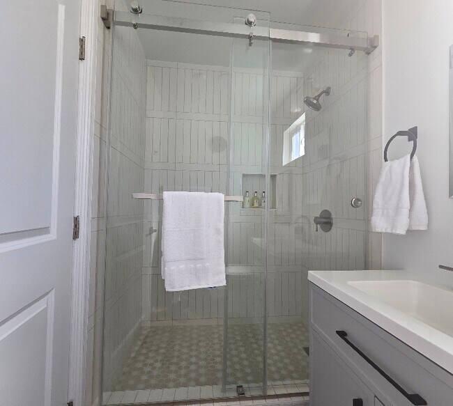 Foto del edificio - 6611 Winnetka Ave