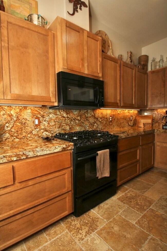 Building Photo - Renovated w/ Beautiful Features! Must See!