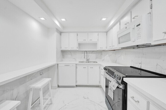 Building Photo - 3800 N Hills Dr