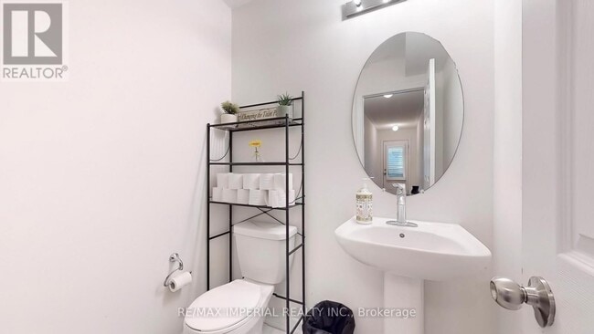 Building Photo - 7 Cornerside Way