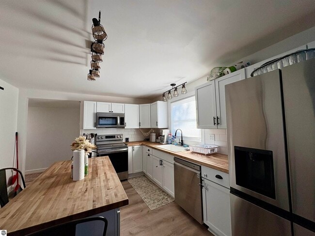 Foto del edificio - 7638 Skegemog Point Rd