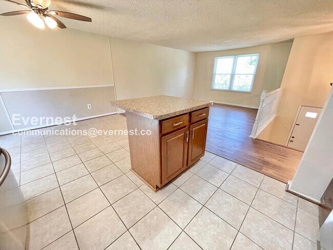Foto del edificio - 3 Bed, 2.5 Bath Home with Fenced Yard & Garage / Pet-Friendly / Available Now!