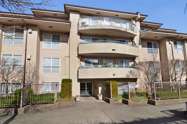 Building Photo - 2 - Bed + 2 - Bath Condo for Rent in Surrey!