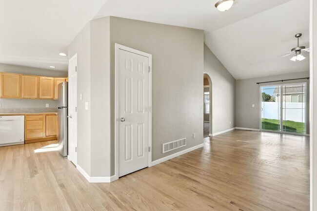 Foto del edificio - 7081 McClellan Rd