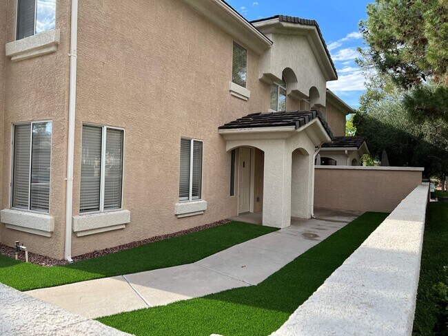 Building Photo - 910 Elegant Coral Ave